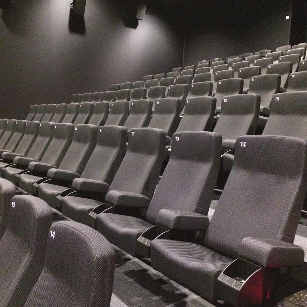 Instalación de butacas en una sala de cine
